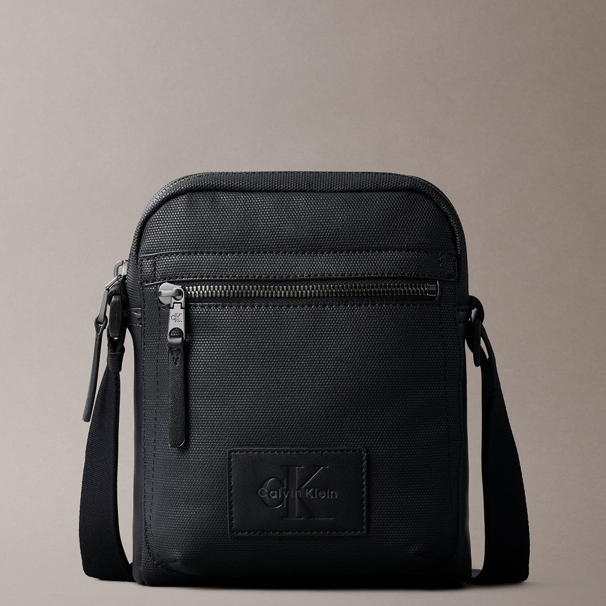 CALVIN KLEIN - Bolso Reporter con Insignia