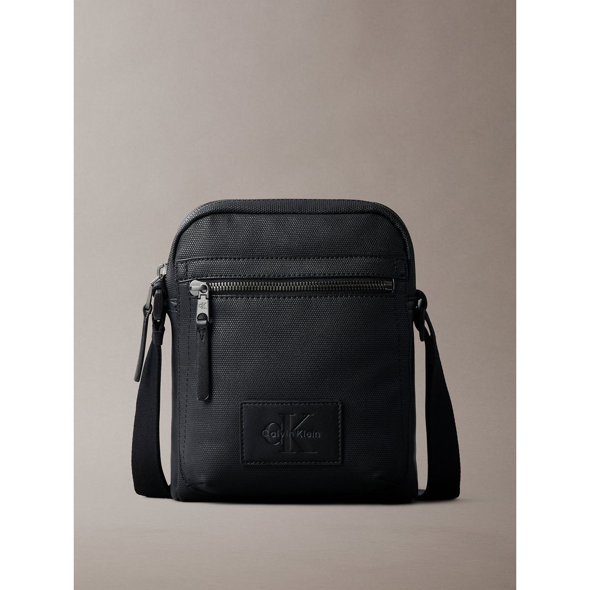 CALVIN KLEIN - Bolso Reporter con Insignia