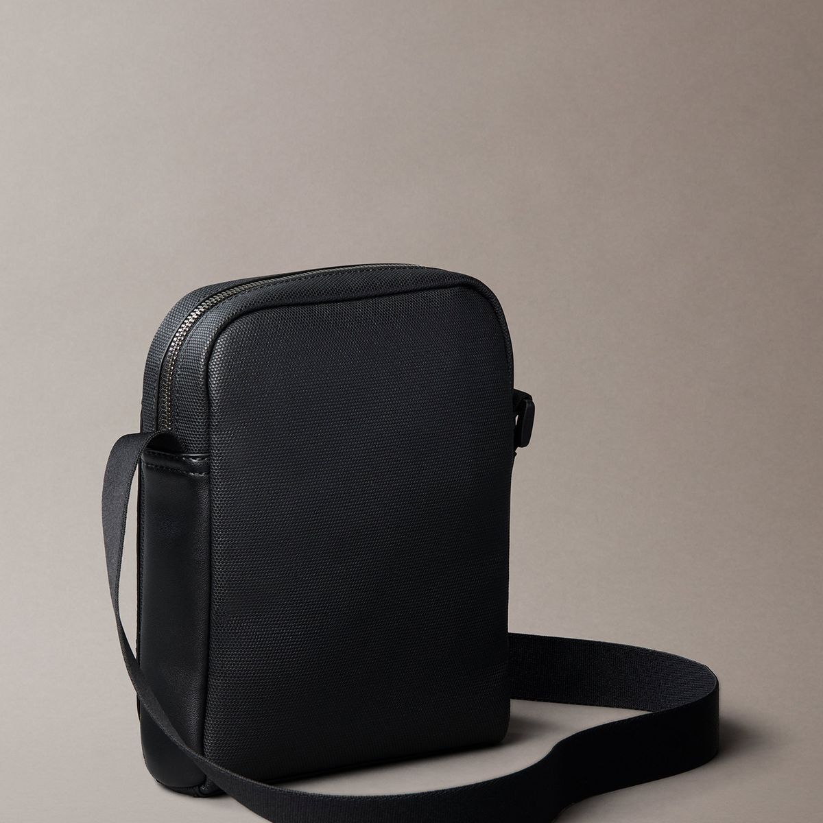 CALVIN KLEIN - Bolso Reporter con Insignia