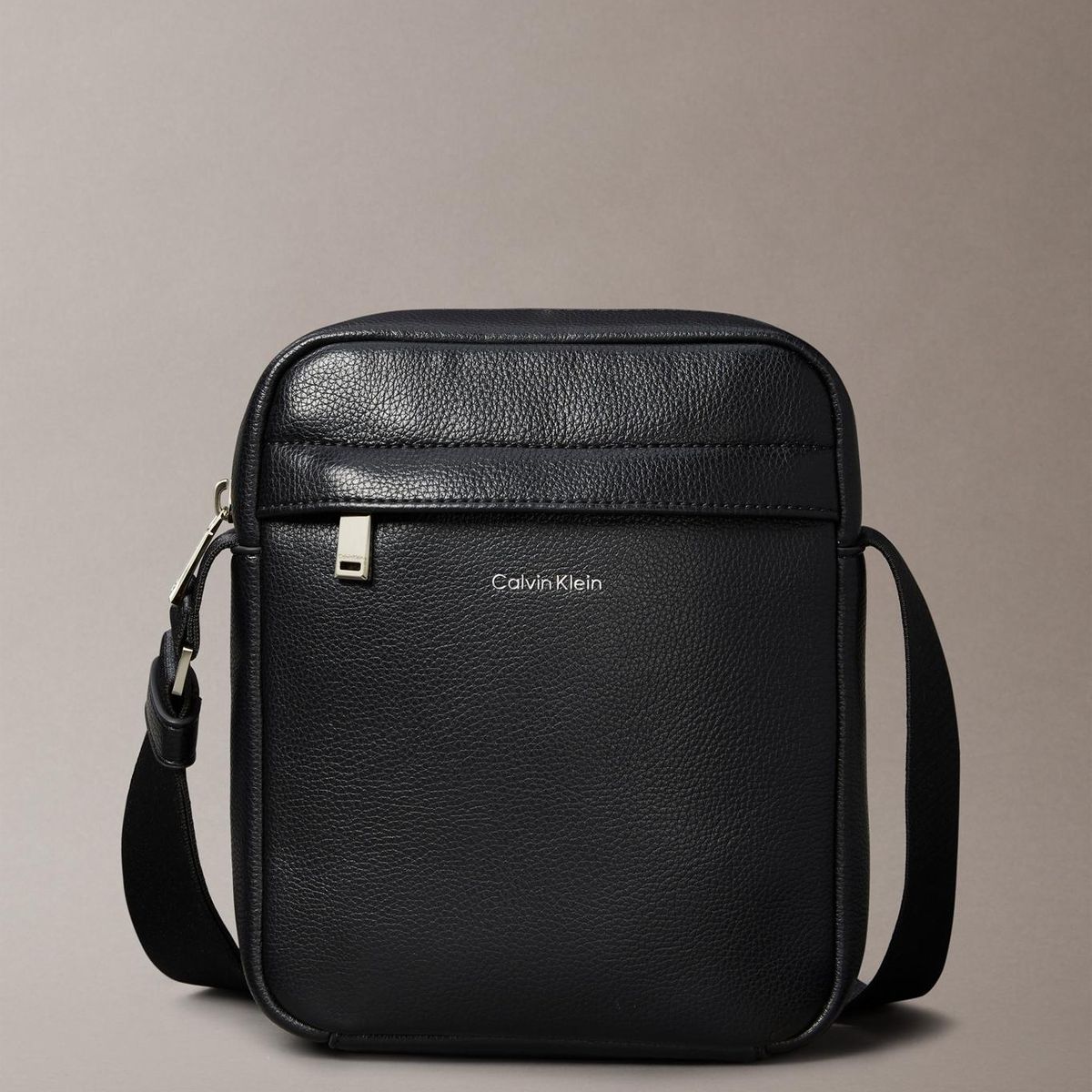 CALVIN KLEIN - Bolso Reporter Raised Negro Calvin Klein