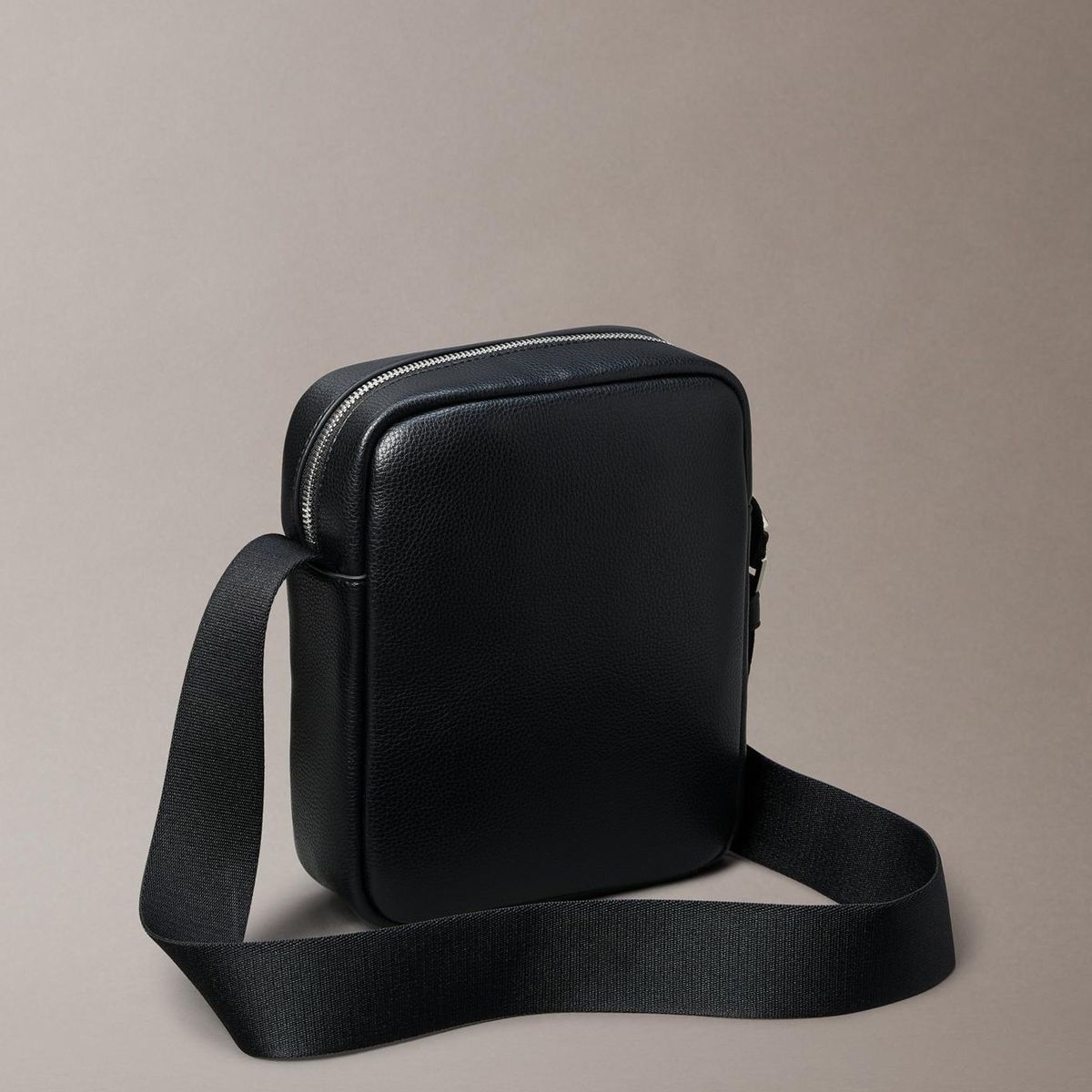 CALVIN KLEIN - Bolso Reporter Raised Negro Calvin Klein