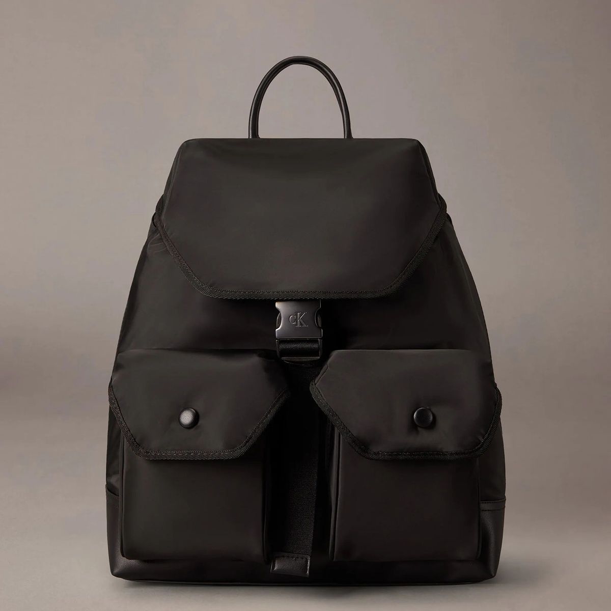 CALVIN KLEIN - Mochila con Solapa y Clip Negro Calvin Klein