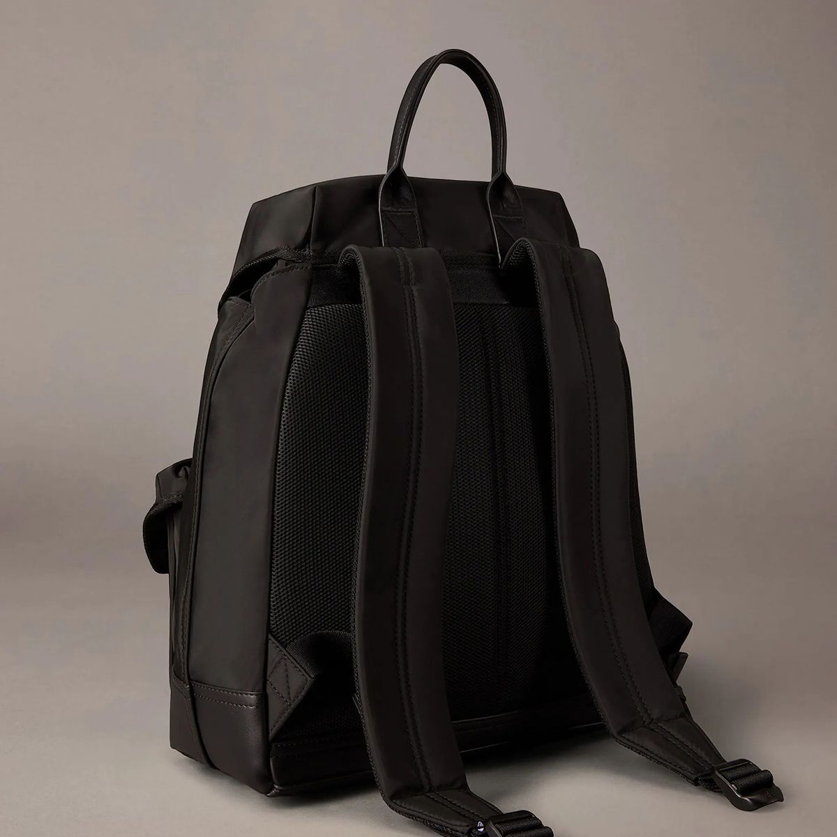 CALVIN KLEIN - Mochila con Solapa y Clip Negro Calvin Klein