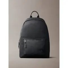 CALVIN KLEIN - Mochila Redonda con Insignia Negro