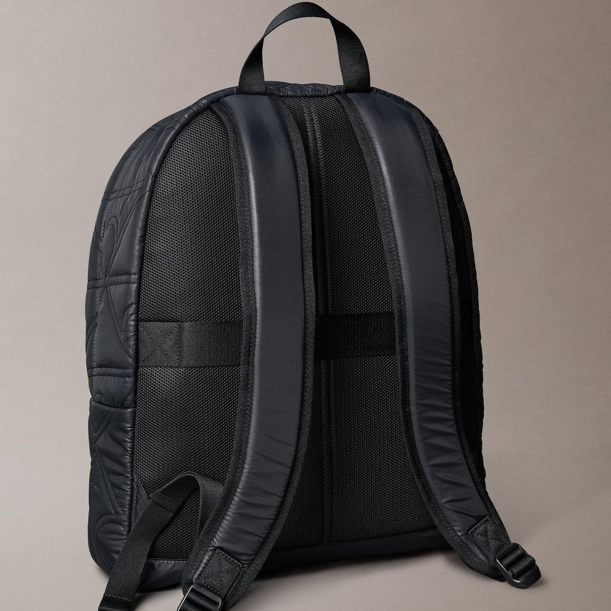 CALVIN KLEIN - Mochila Acolchada con Monograma Integral Negro Calvin Klein