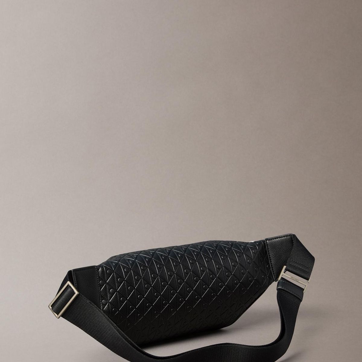 CALVIN KLEIN - Banano con Monograma Grabado En Todo El Artículo Negro Calvin Klein