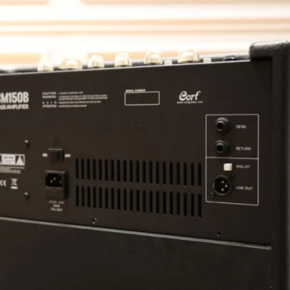CORT - Amplificador de Bajo Cort CM150B 150W 1x12