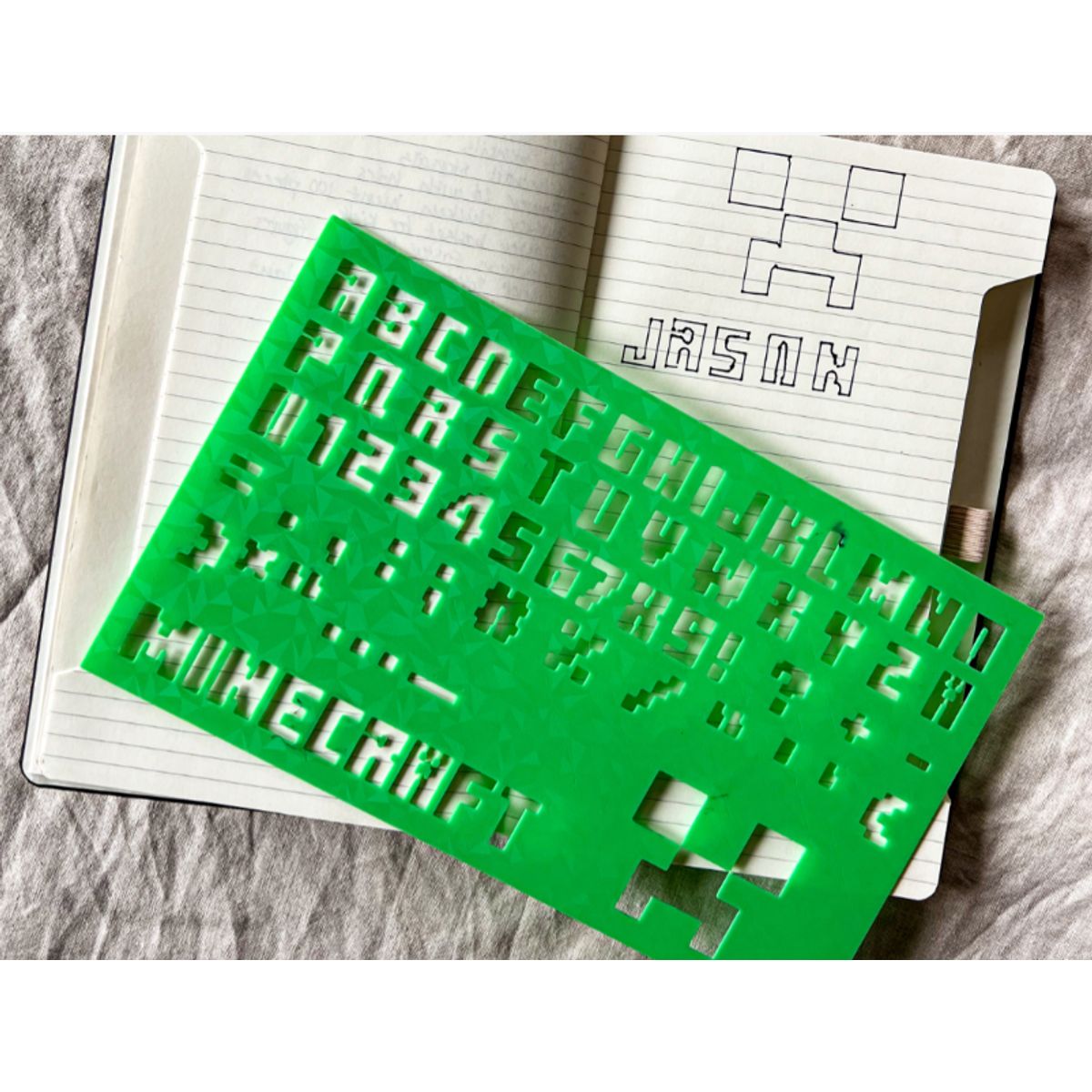 GENERICO - Plantilla de alfabeto y números con fuente de Minecraft