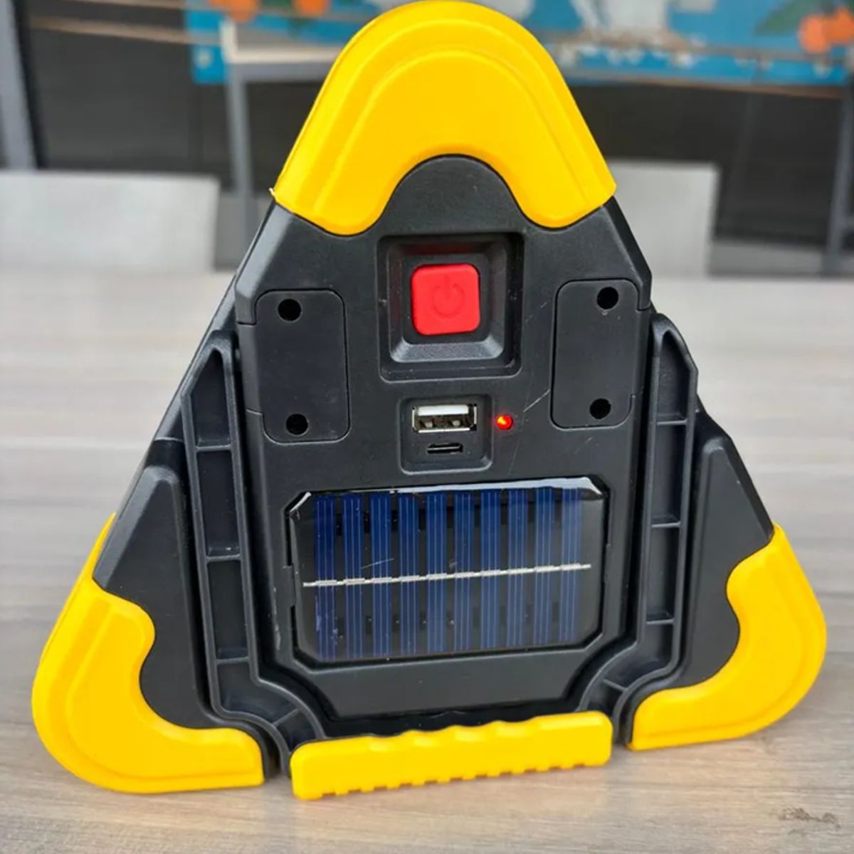 MOVI - Triángulo de Emergencia LED Recargable con Panel Solar y Linterna