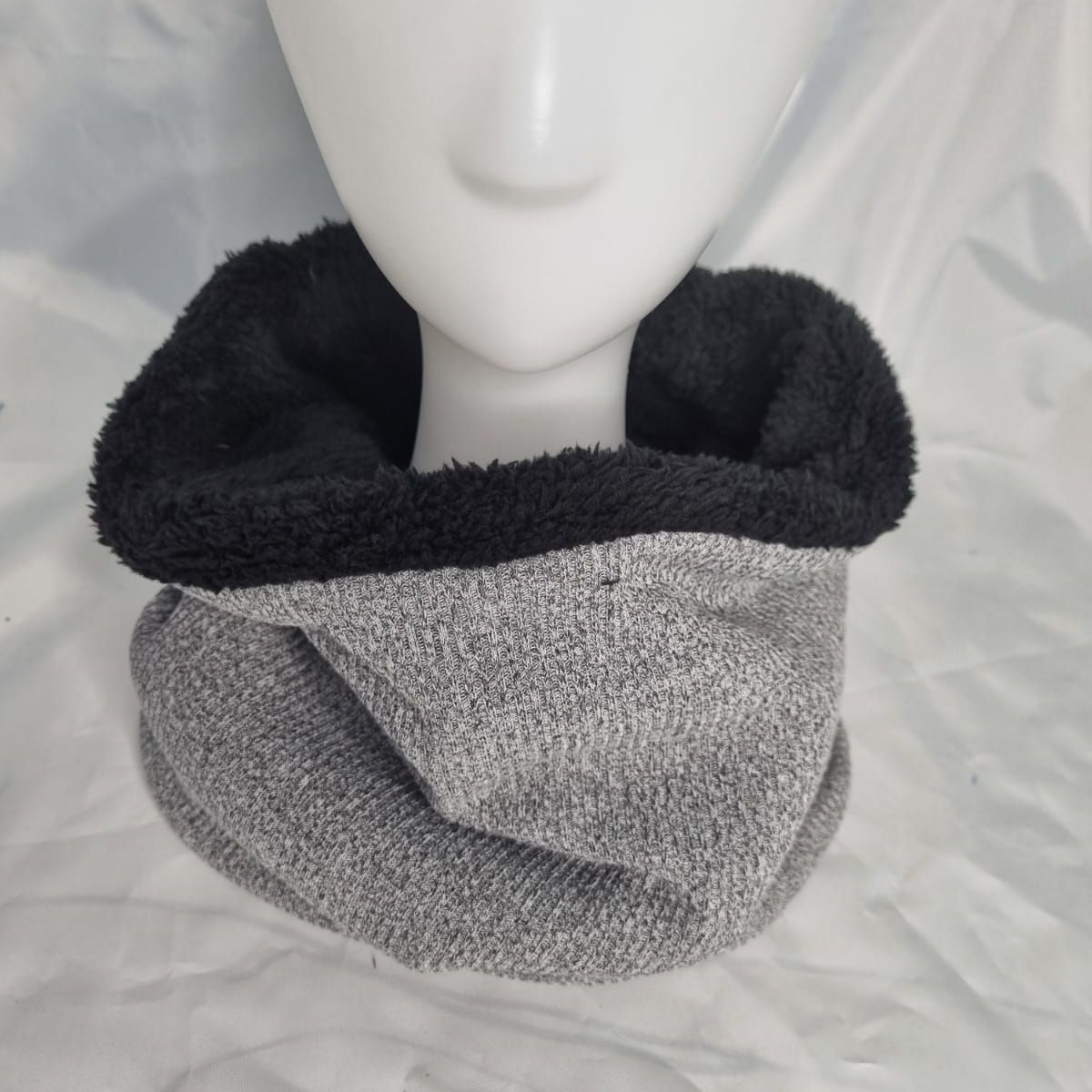 EL ESPACIO DE TOMMY - Cuello invierno adulto gris claro con cordero negro