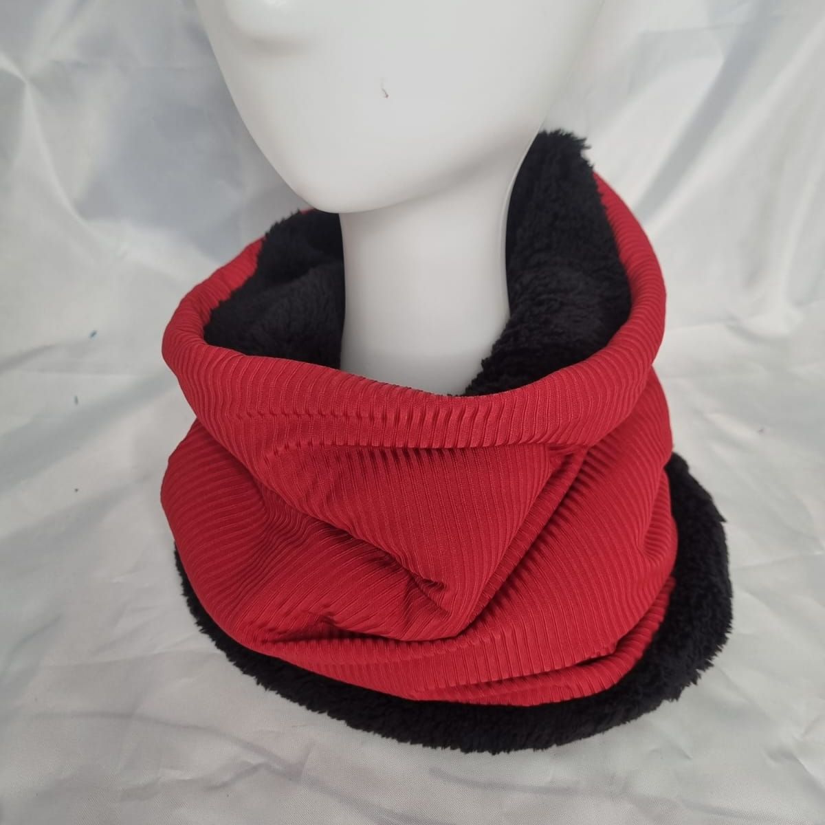 EL ESPACIO DE TOMMY - Cuello invierno adulto rojo con cordero negro