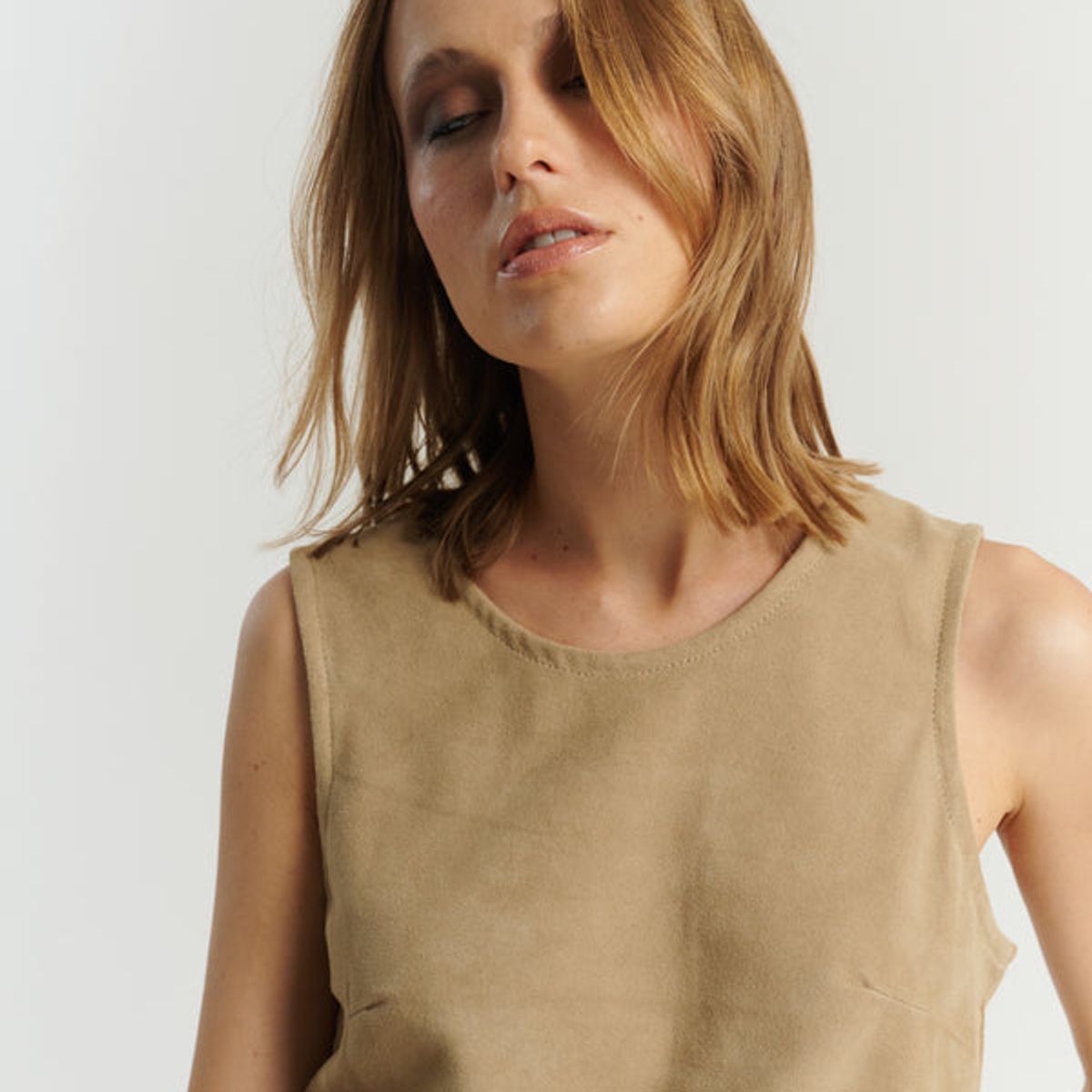 HER - Polera sin manga gamuza Taupe