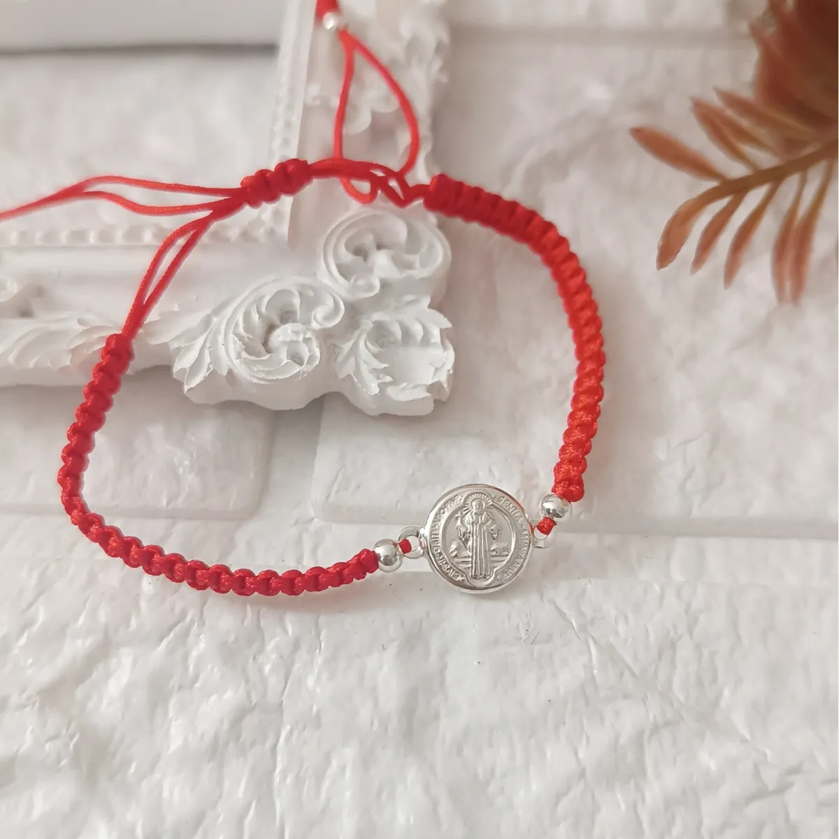 GENERICO - Pulsere de Hilo Rojo de Medalla de San Benito en plata 925