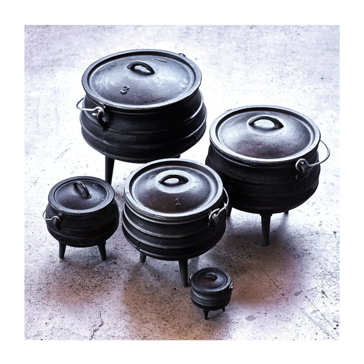 BOLTON - Olleta Bolton de Fierro Fundido con 3 Patas – 5,5 L