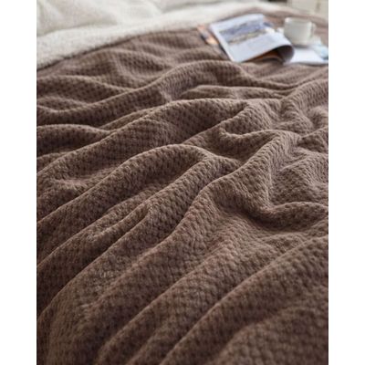 Imagen 2 del producto FRAZADA CON CHIPORRO ELEGANTE PLAZA Y MEDIA 150X200cm Café