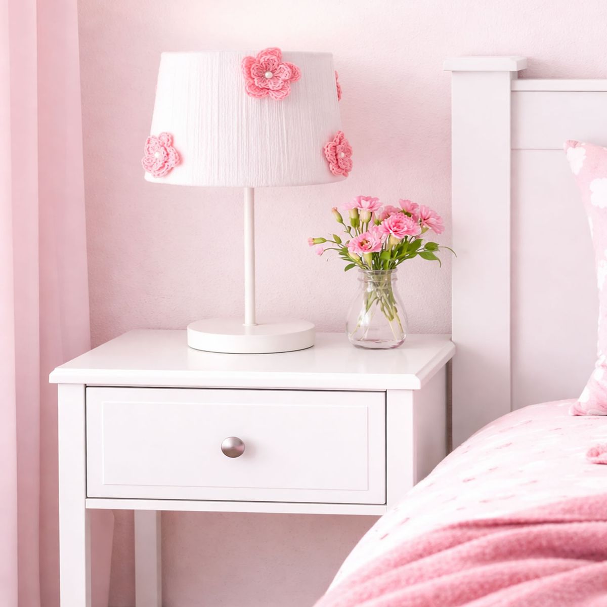 DECORACION CREATIVA - Lampara Infantil  Mesa -  Linea Flor de Algodón Rosa - Base Blanca