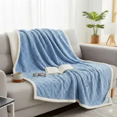 DIANA - FRAZADA TEXTURIZADA TAMAÑO 1.5 PLAZA 150CM X 180CM UNICOLOR AZUL CLARO DISEÑO TRENZADO