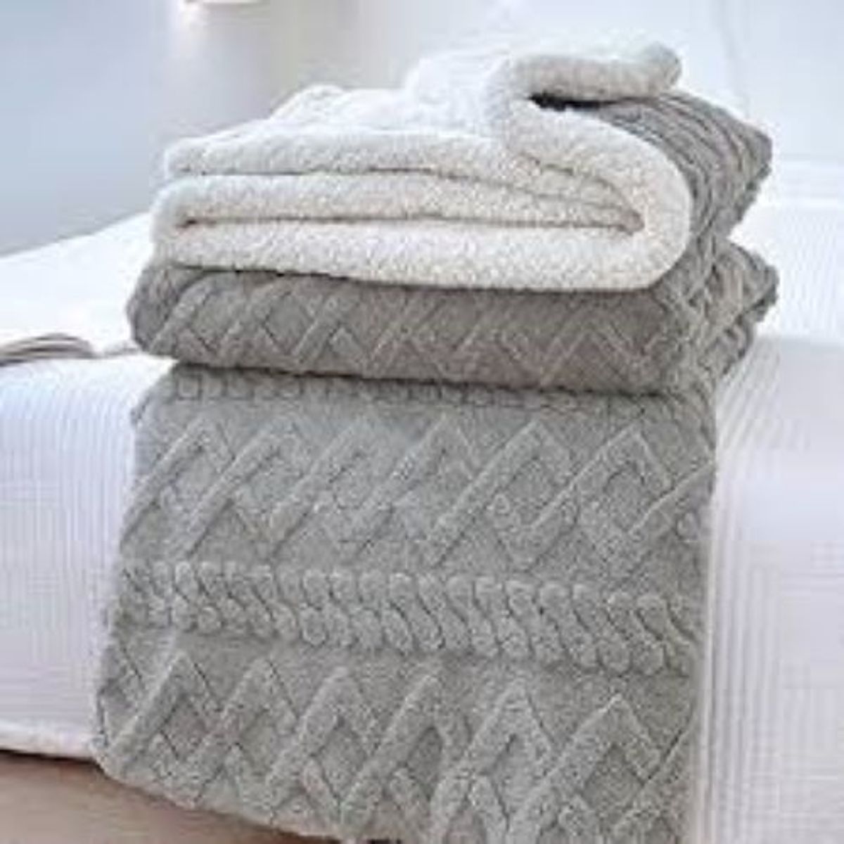 DIANA - FRAZADA TEXTURIZADA TAMAÑO 1.5 PLAZA 150CM X 180CM UNICOLOR GRIS CLARO DISEÑO TRENZADO