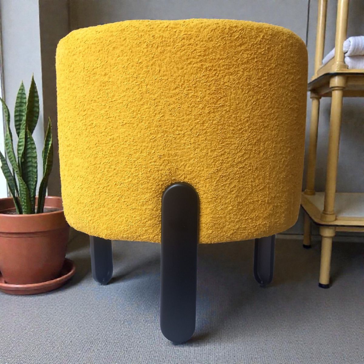 MANUFACTURAS P&M - Pouf Redondo Amarillo 3 Patas Negras 40 x 40 x 45 alto