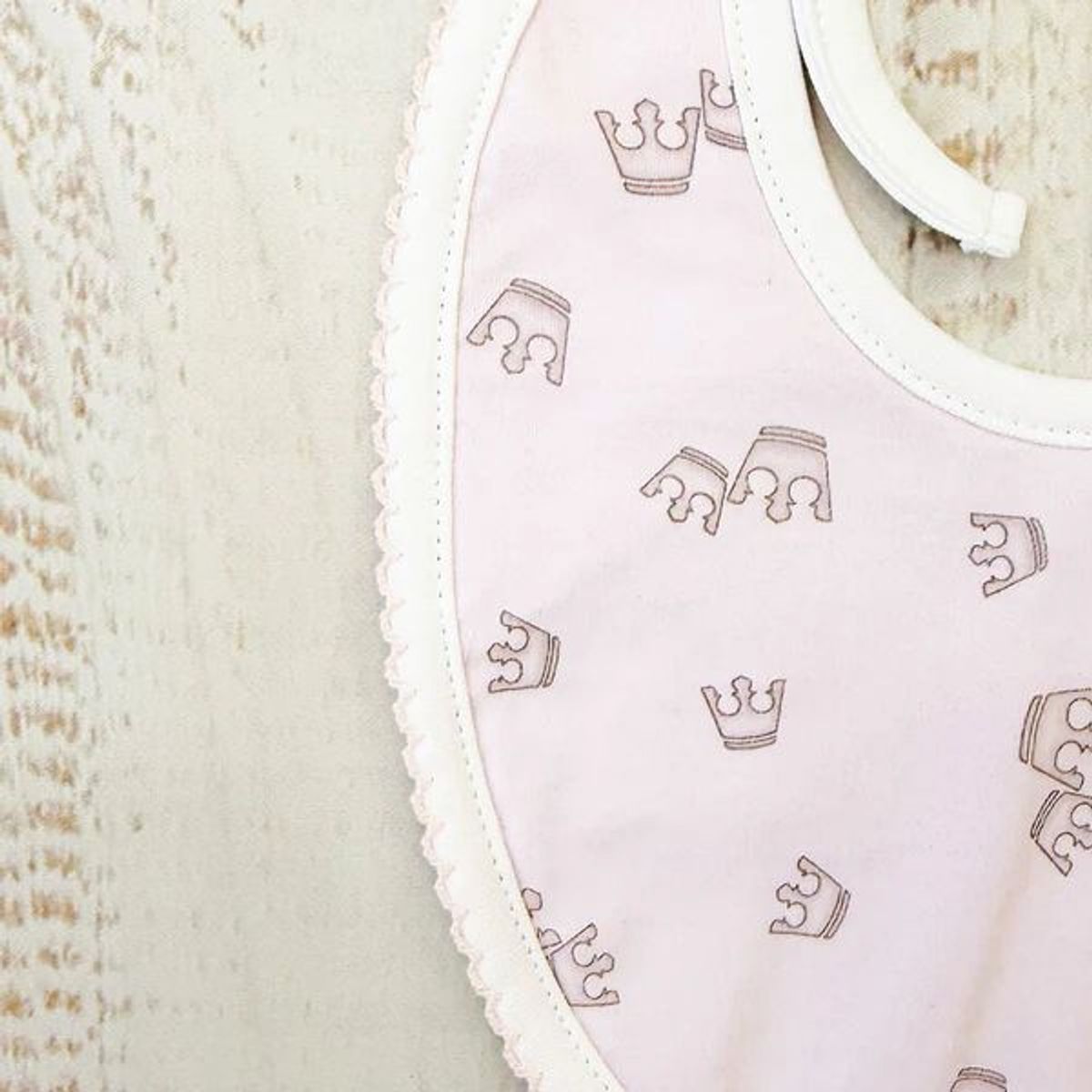 WAWA BABY DESIGN - Babero Corona Rosado