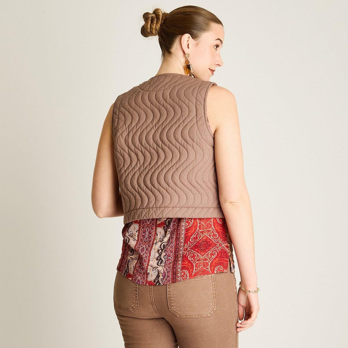 LORENZO DI PONTTI - Chaqueta Taupe Sin Mangas con Diseño Quilt
