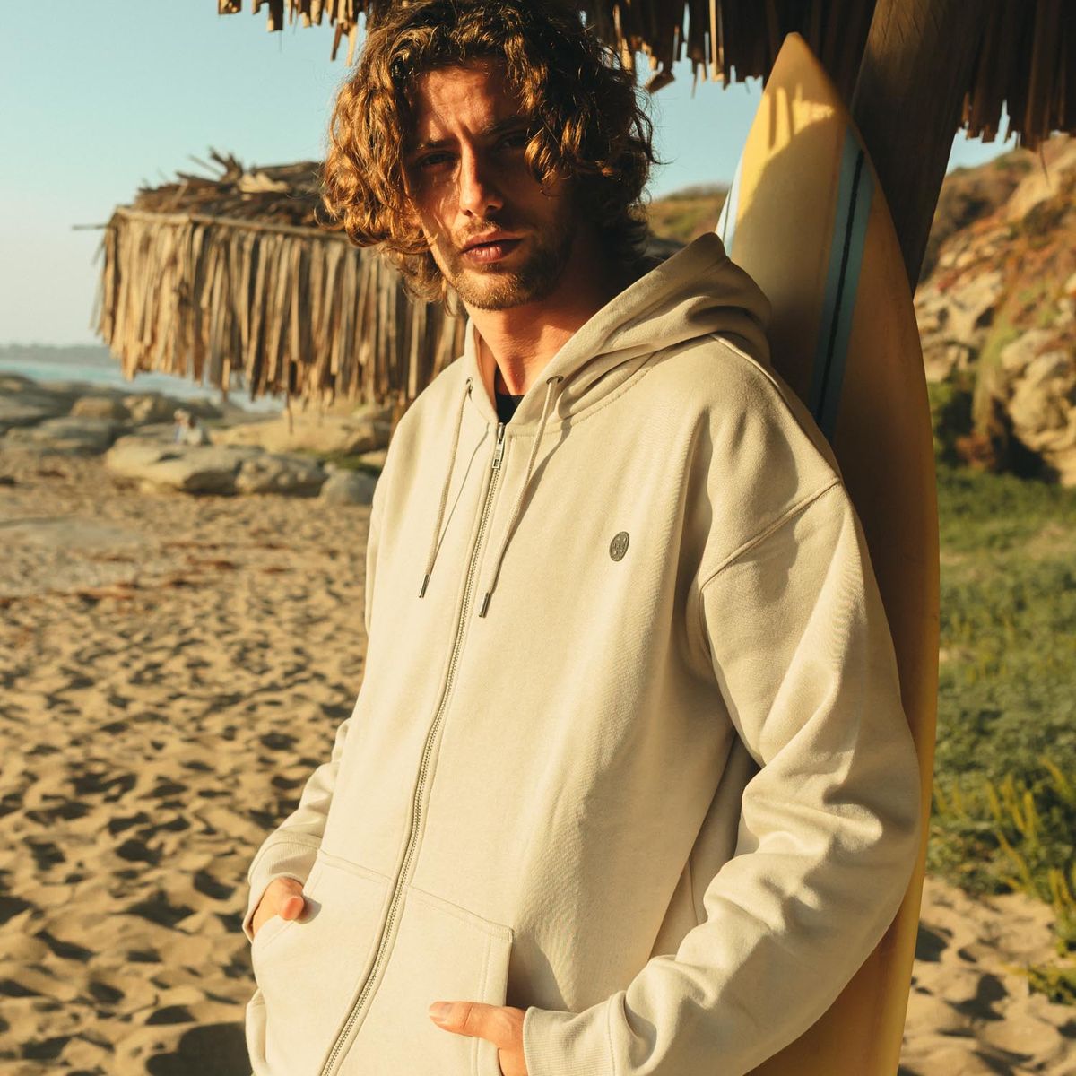 MAUI AND SONS - Poleron FZ Cookie Badge Beige Hombre Maui And Sons