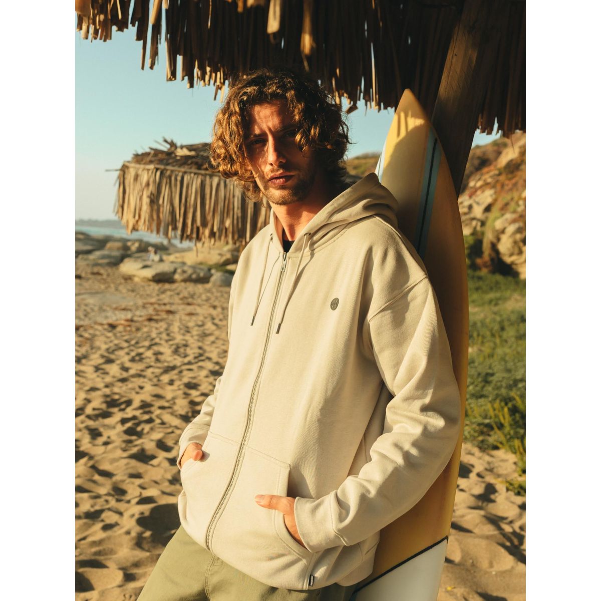 MAUI AND SONS - Poleron FZ Cookie Badge Beige Hombre Maui And Sons