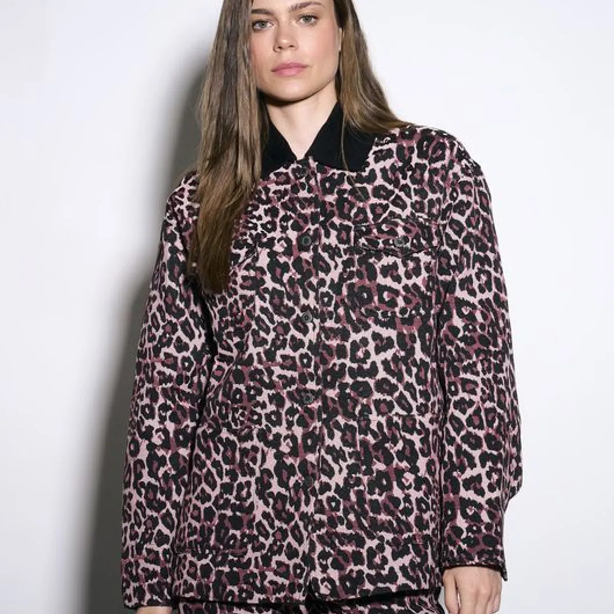 LOUNGE - Chaqueta Animal Print Solsticio LOUNGE