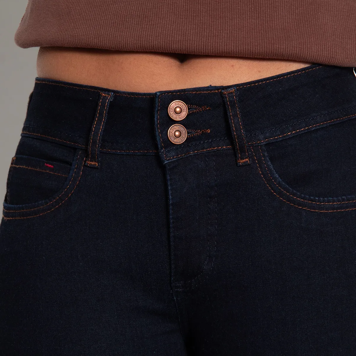 WADOS - JEANS FLARE TIRO ALTO PRETINA BASICA UN BOTON