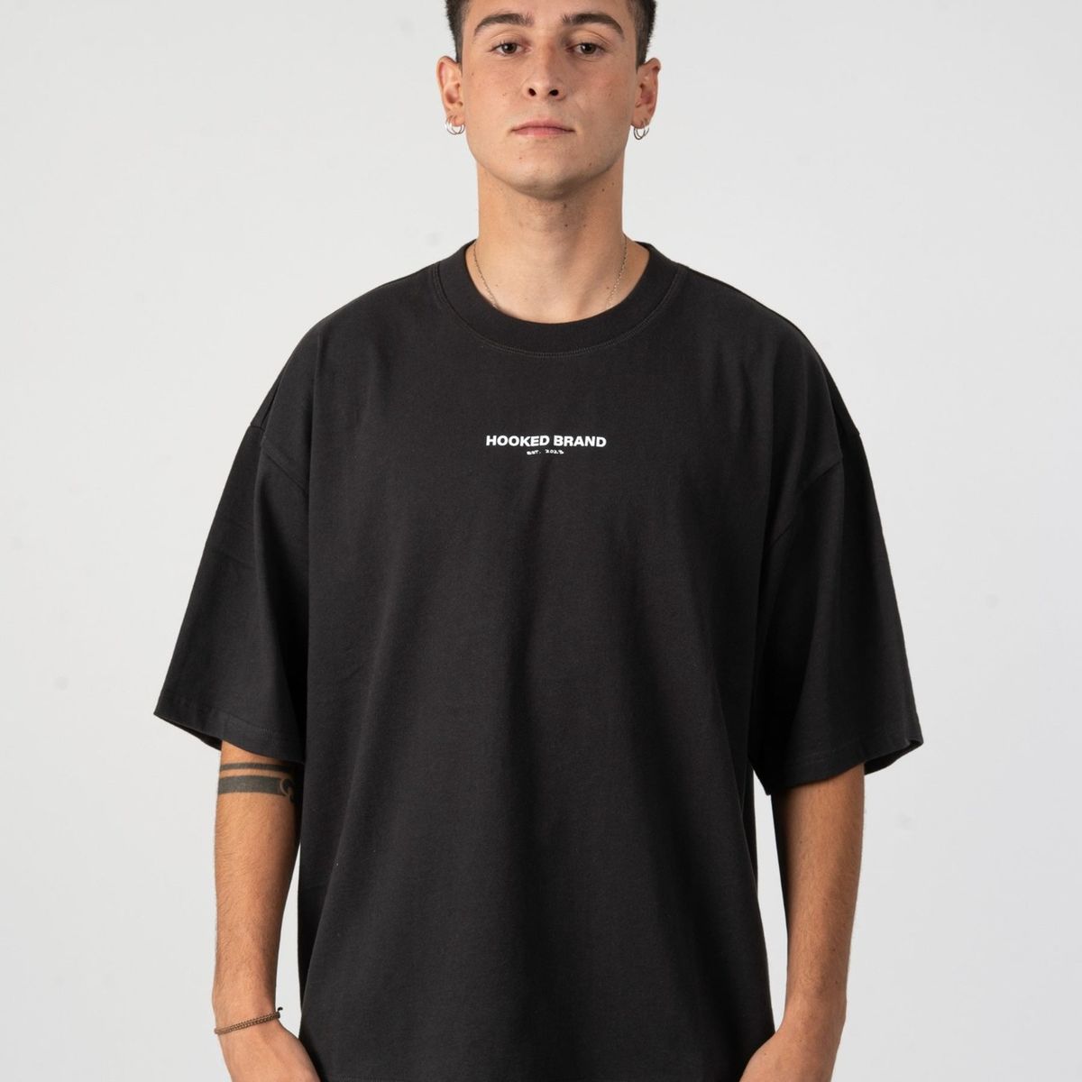 HOOKED BRAND - Polera Boxy Fit Black - All In