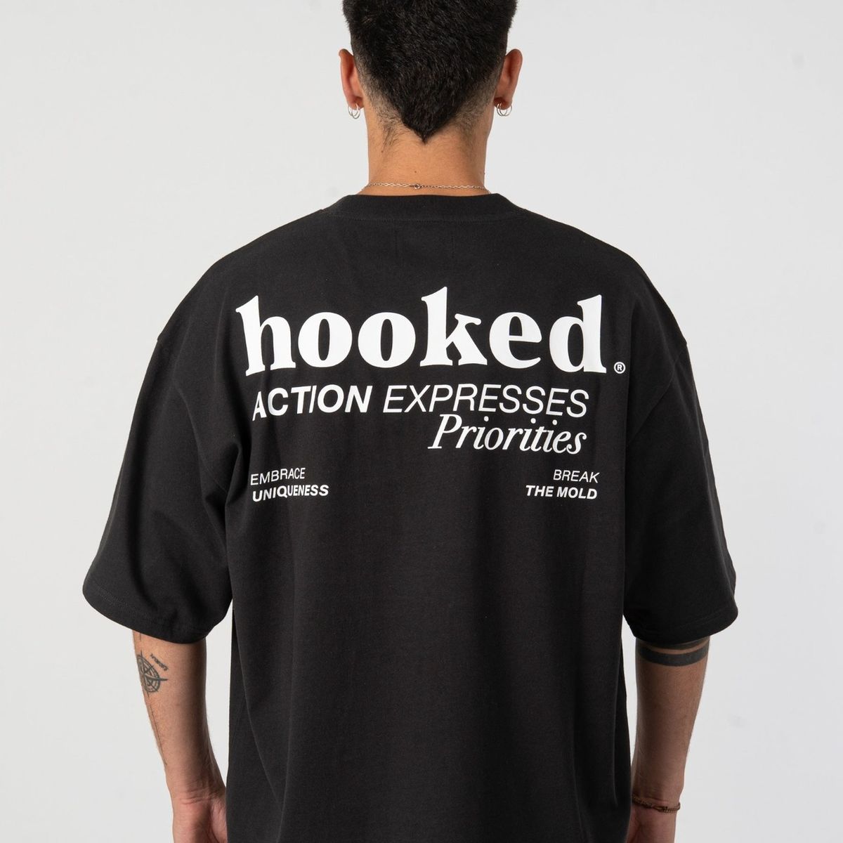 HOOKED BRAND - Polera Boxy Fit Black - All In