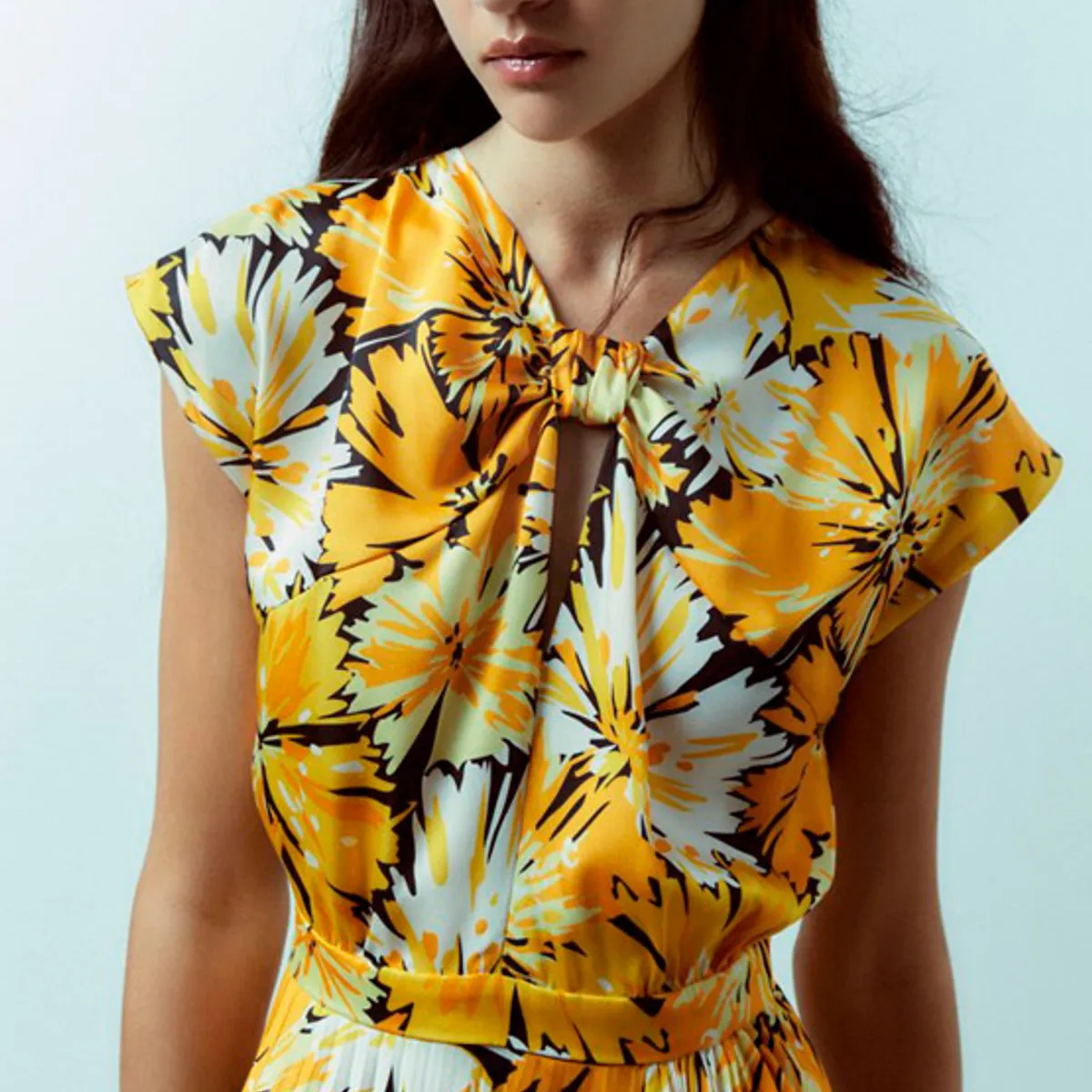 ARZANE - Vestido Largo SF Plisado Mostaza