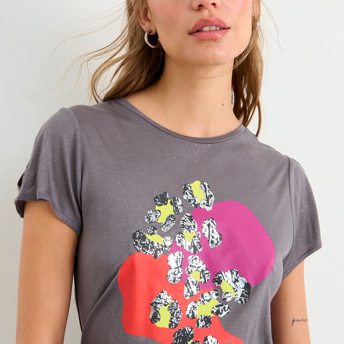 IO - Polera Estampada Mujer Gris Io