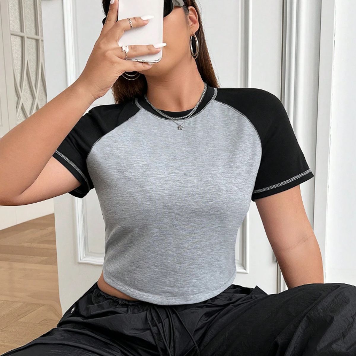 KIRAMA CLOTHING STORE - Camiseta Crop Gris con Manga Raglán en Contraste