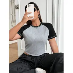 KIRAMA CLOTHING STORE - Camiseta Crop Gris con Manga Raglán en Contraste