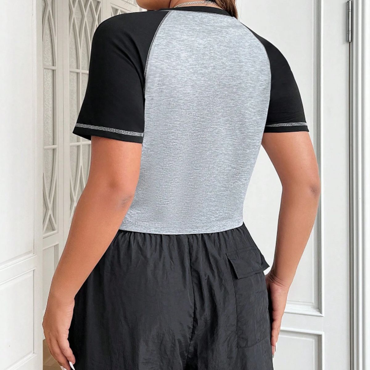 KIRAMA CLOTHING STORE - Camiseta Crop Gris con Manga Raglán en Contraste