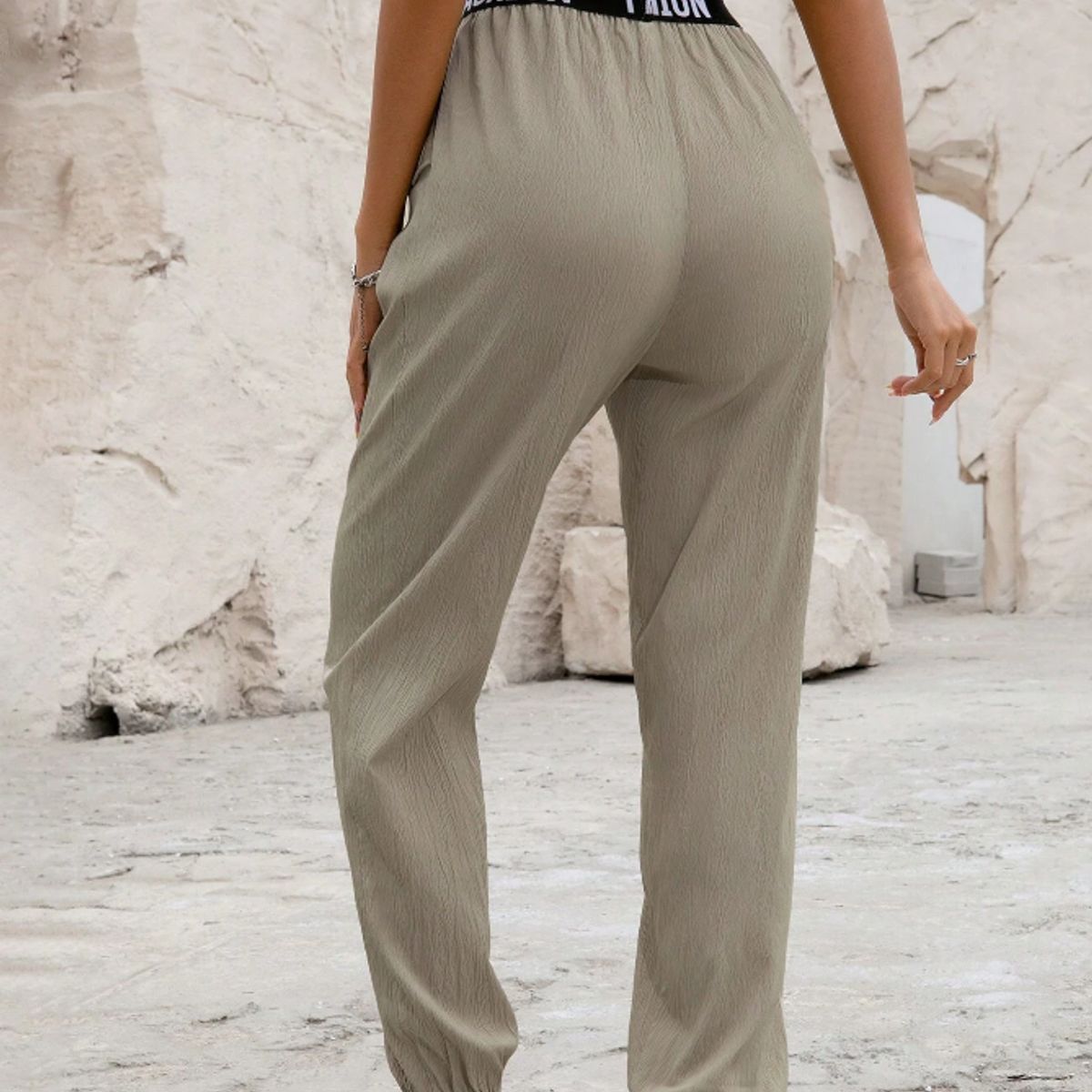 KIRAMA CLOTHING STORE - Pantalón Jogger Caqui con Cintura Elástica “Fashion”