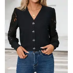 KIRAMA CLOTHING STORE - Cazadora Negra con Encaje en Mangas y Botonadura Frontal