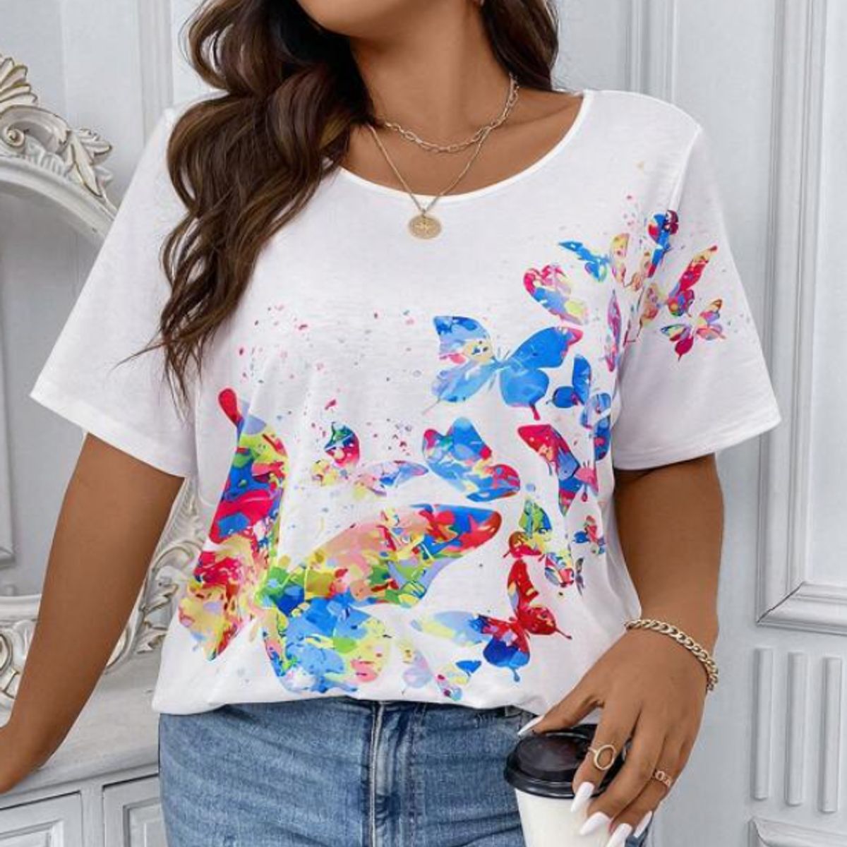 KIRAMA CLOTHING STORE - Polera Blanca con Estampado de Mariposas Multicolor