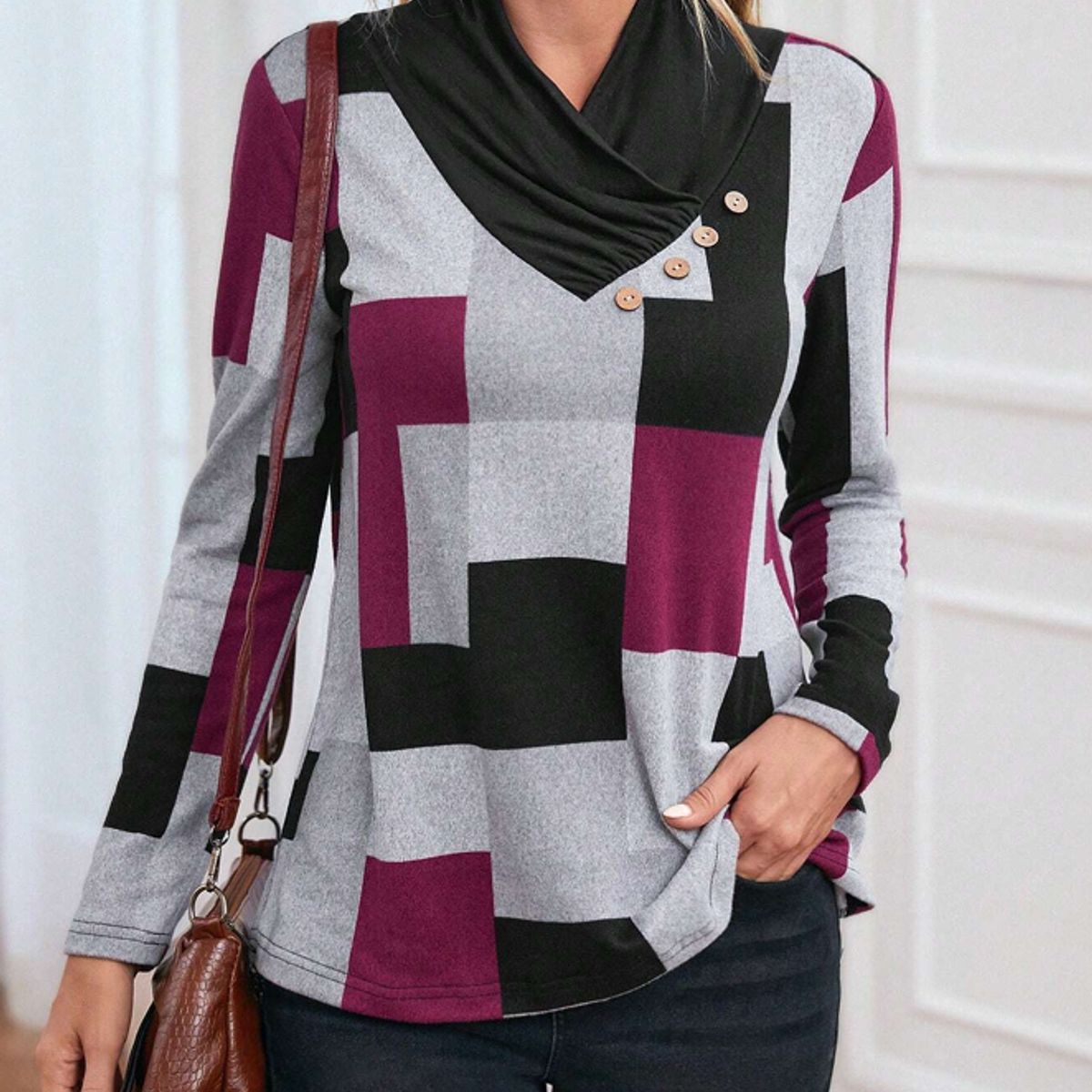 KIRAMA CLOTHING STORE - Polera Geométrica Multicolor con Cuello Drapeado