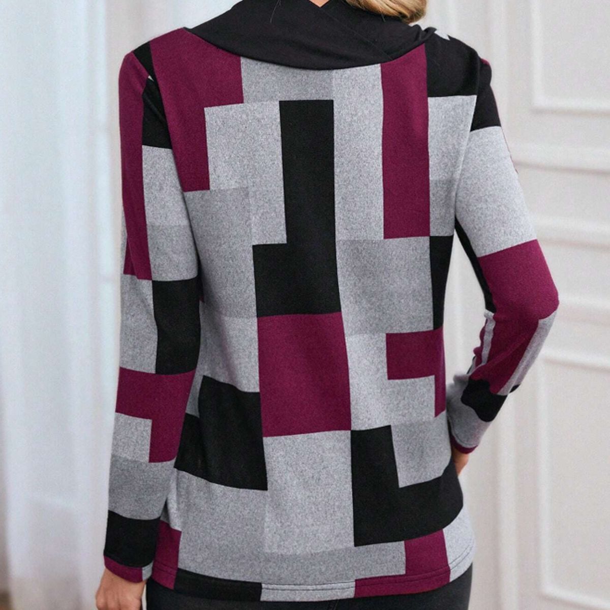 KIRAMA CLOTHING STORE - Polera Geométrica Multicolor con Cuello Drapeado