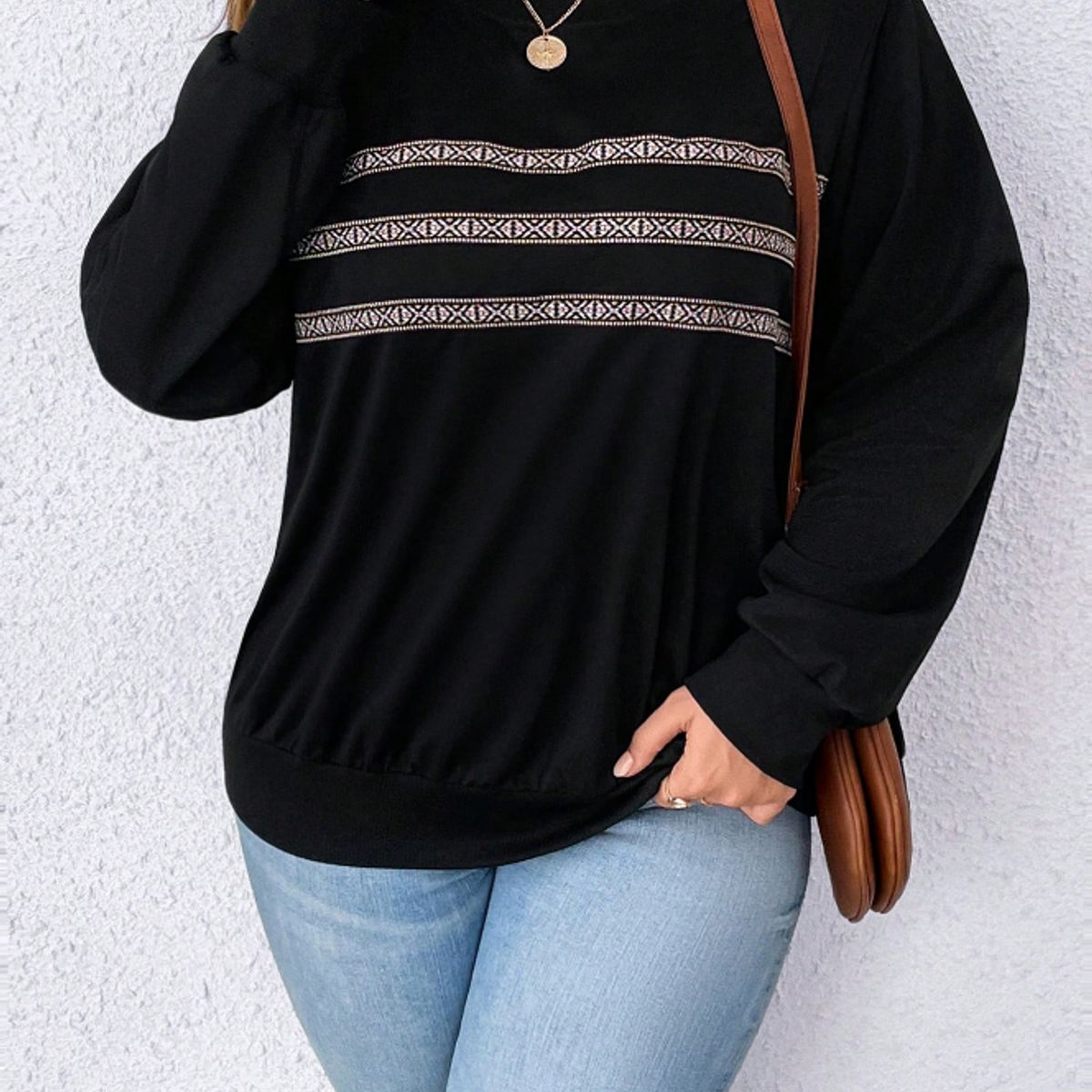 KIRAMA CLOTHING STORE - Pullover Negro con Detalle Geométrico