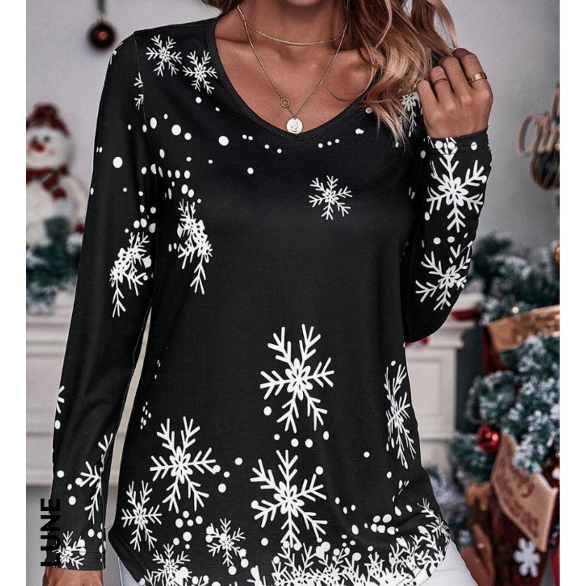 KIRAMA CLOTHING STORE - Camiseta Negra con Copos de Nieve