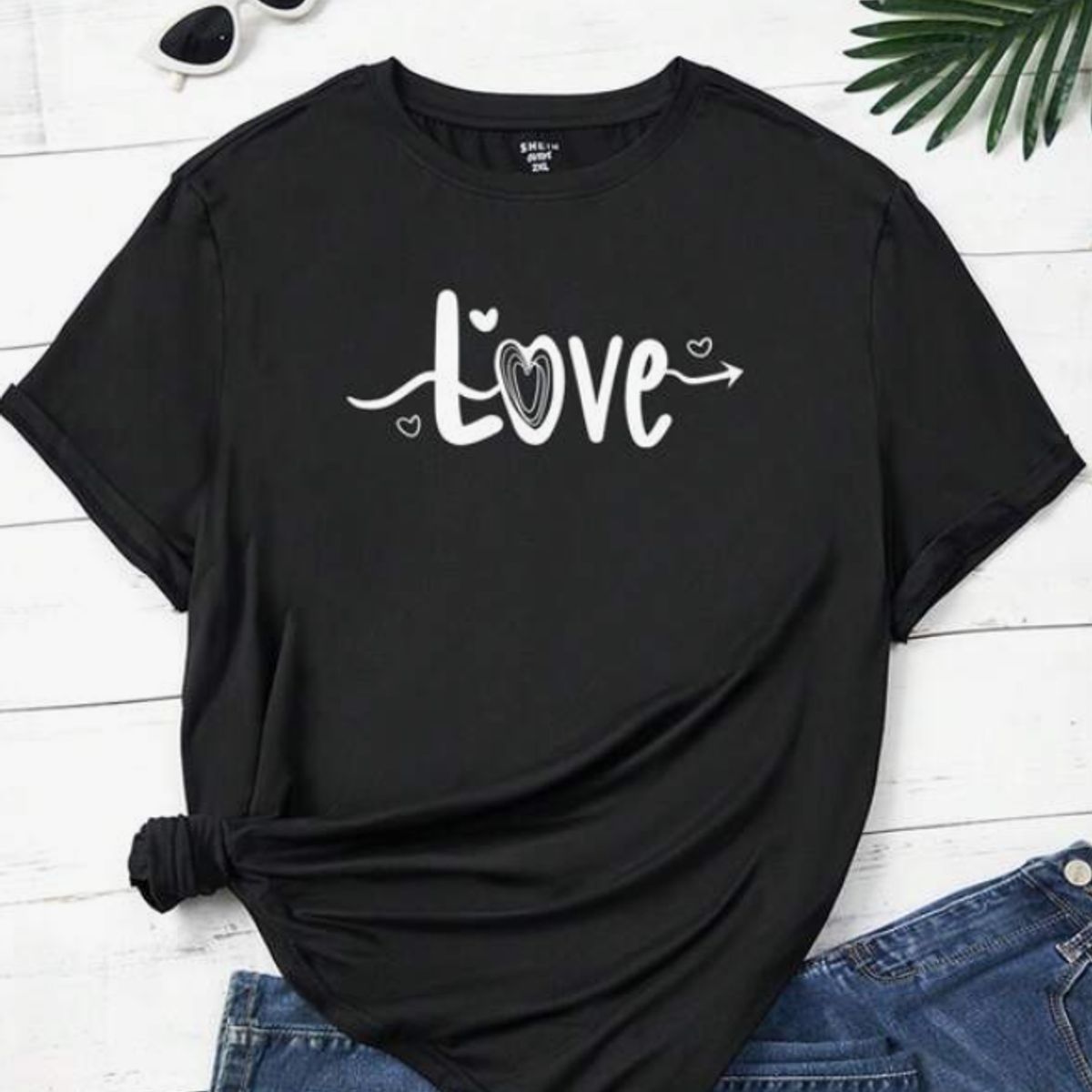 KIRAMA CLOTHING STORE - Camiseta Negra con Estampado “Love”