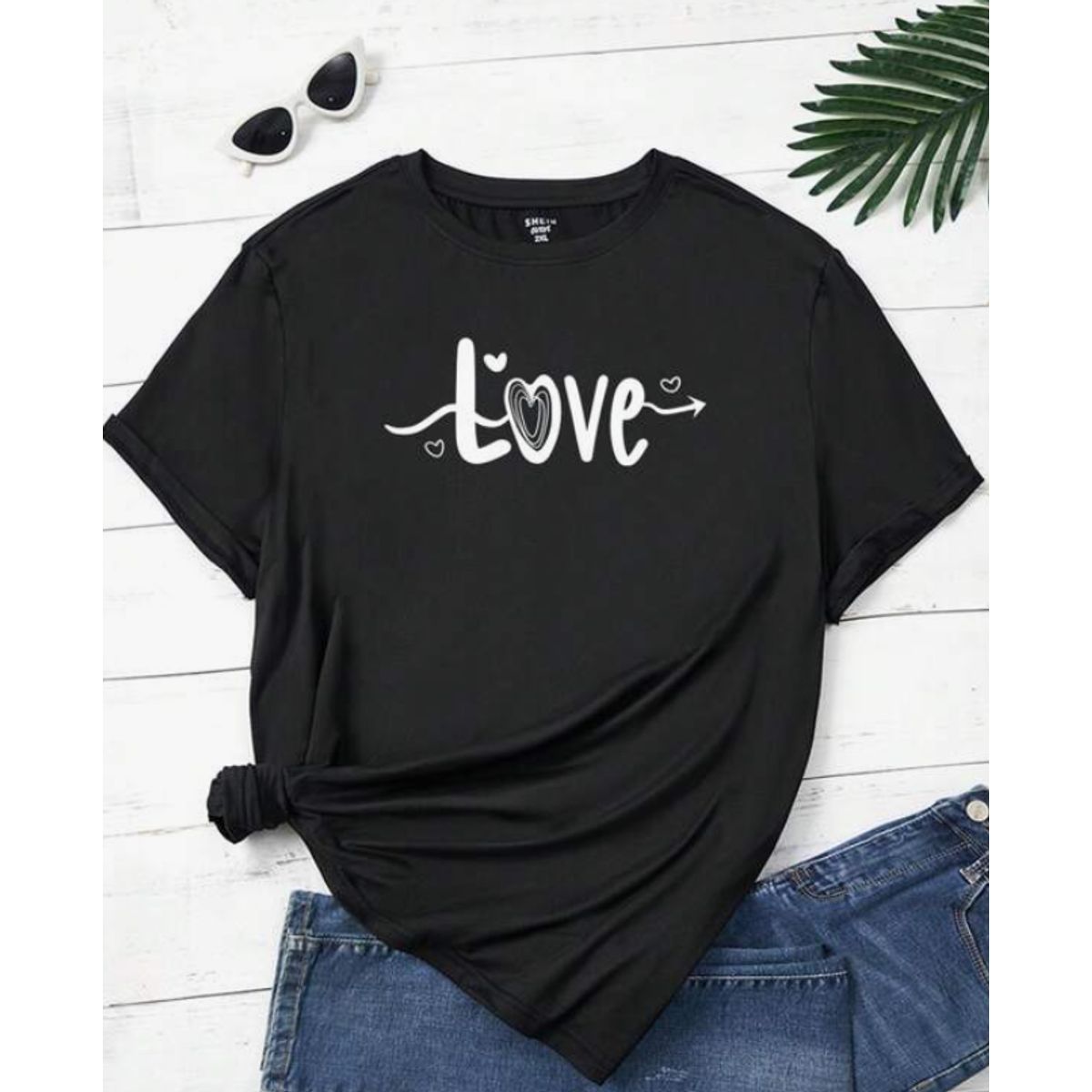 KIRAMA CLOTHING STORE - Camiseta Negra con Estampado “Love”