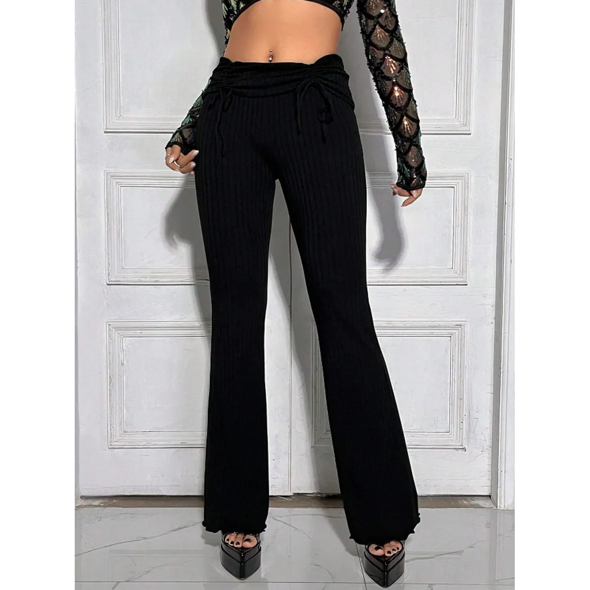KIRAMA CLOTHING STORE - Pantalón Negro Flare con Cordón