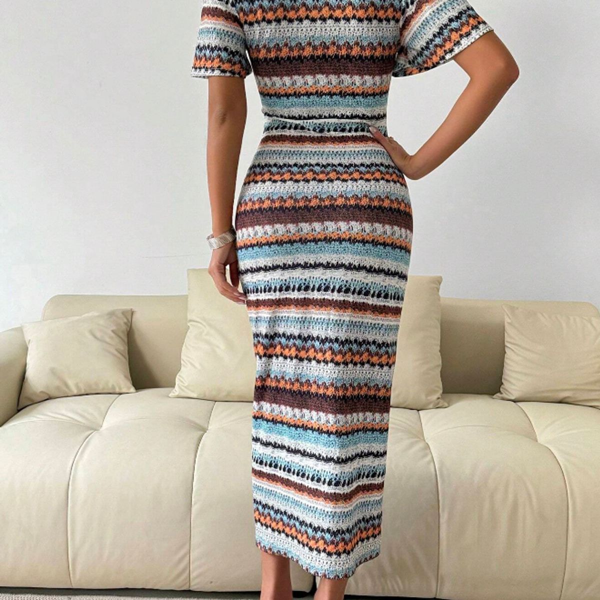 KIRAMA CLOTHING STORE - Vestido Largo De Punto Ajustado Con Cuello Redondo Y Estampado Multicolor