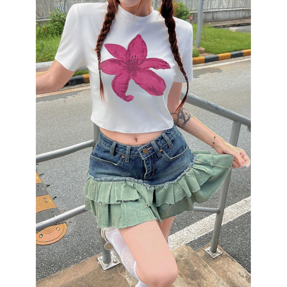 KIRAMA CLOTHING STORE - Camiseta Corta Blanca Ajustada con Estampado Floral