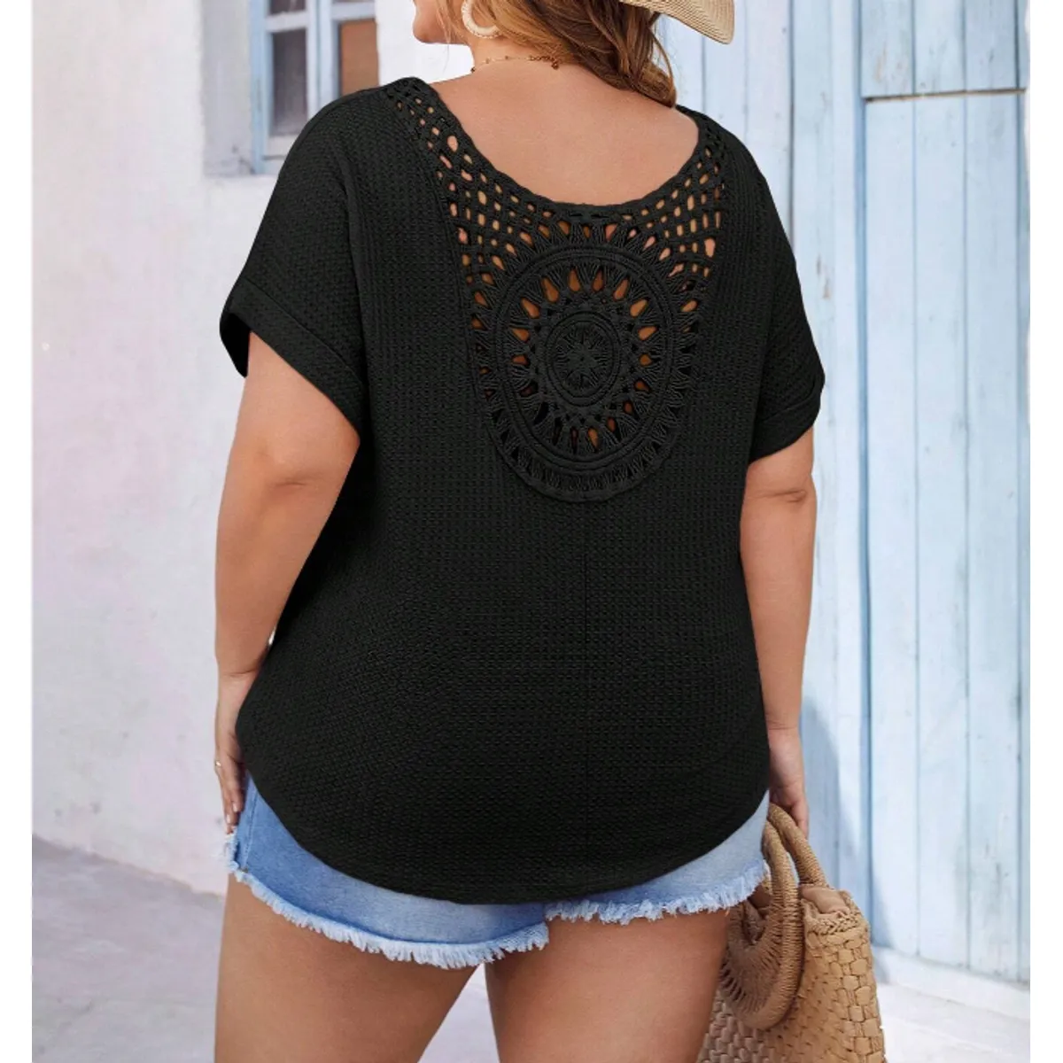 KIRAMA CLOTHING STORE - T-Shirt Negra De Cuello en V Con Manga Murciélago y Encaje en Contraste