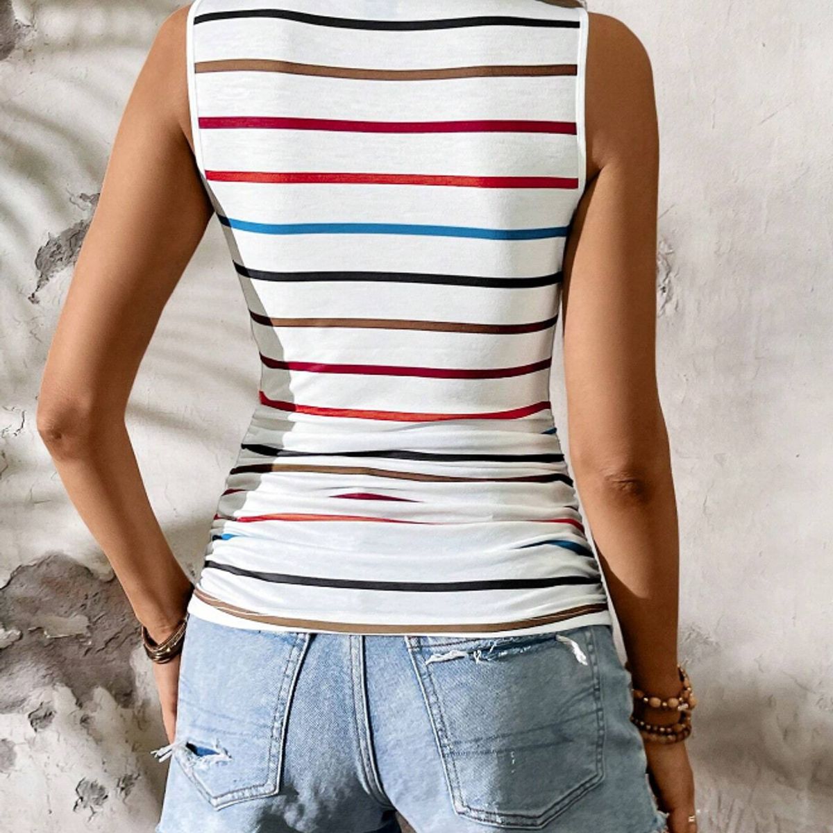 KIRAMA CLOTHING STORE - Camiseta De Punto Ajustada Con Rayas Multicolor Y Escote Cuadrado